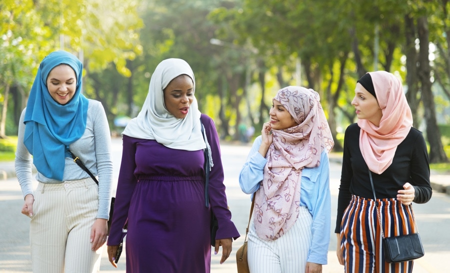 Emirati women in traditional clothes